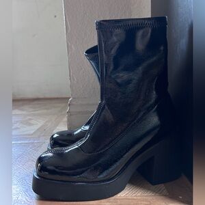 Size 6 black heeled boots